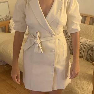 Small dress. ivory. Puffed sleeves. Cotton and linen. Made by Lush.